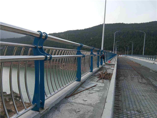 秀山不锈钢桥梁护栏的特点及其在桥梁安全中的重要作用
