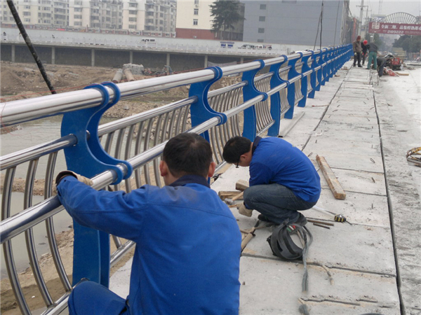 秀山不锈钢河道护栏的特性及其在城市景观中的应用