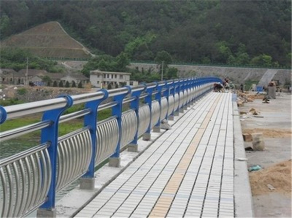 秀山不锈钢桥梁护栏的特性及其在现代建筑中的应用